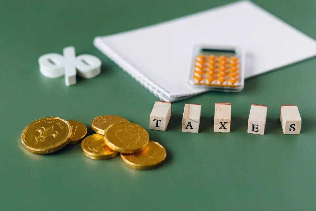 Monety, kalkulator i napis TAXES – poprawki Senatu do PIT i CIT